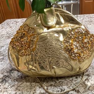 All leather with strap like new condition. Brand name Danielle Inc size 10x12